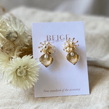 將圖片載入圖庫檢視器 淡水珍珠花瓣造型耳環