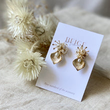 將圖片載入圖庫檢視器 淡水珍珠花瓣造型耳環