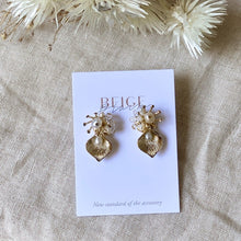 將圖片載入圖庫檢視器 淡水珍珠花瓣造型耳環
