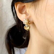 將圖片載入圖庫檢視器 淡水珍珠花瓣造型耳環